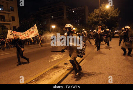 Athen, Griechenland. 17. November 2014. Riot Polizisten jagen Demonstranten während eines Marsches in Erinnerung an die 1973 Studentenaufstand in Athen, Griechenland, 17. November 2014. Bereitschaftspolizei kollidierte mit Demonstranten am Montag, da mehr als 30.000 griechische Menschen durch die Hauptstadt marschierten, den historischen Aufstand führte schließlich zum Zusammenbruch der Militärdiktatur zu gedenken. Bildnachweis: Marios Lolos/Xinhua/Alamy Live-Nachrichten Stockfoto