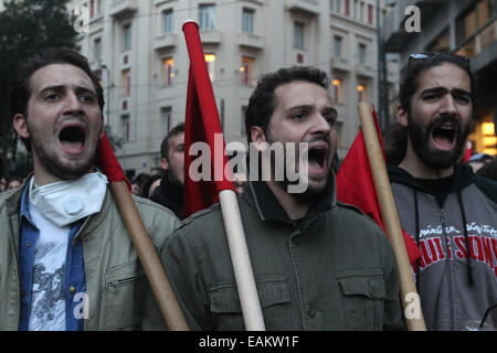 Athen, Griechenland. 17. November 2014. Demonstranten halten rote Fahnen an einen Marsch zur Erinnerung an die 1973 Studentenaufstand in Athen, Griechenland, 17. November 2014 teilnehmen. Bereitschaftspolizei kollidierte mit Demonstranten am Montag, da mehr als 30.000 griechische Menschen durch die Hauptstadt marschierten, den historischen Aufstand führte schließlich zum Zusammenbruch der Militärdiktatur zu gedenken. Bildnachweis: Marios Lolos/Xinhua/Alamy Live-Nachrichten Stockfoto