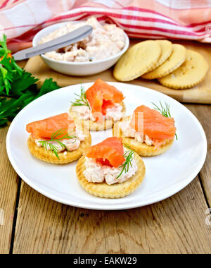 Cracker mit Sahne und Lachs in Platte an Bord Stockfoto