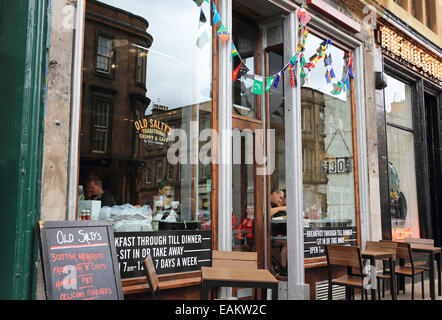 Alten Salty traditionelle "Chippy", in der Argyle Street, auf der trendigen regeneriert "Finnieston Strip" in Glasgow, Scotland, UK Stockfoto