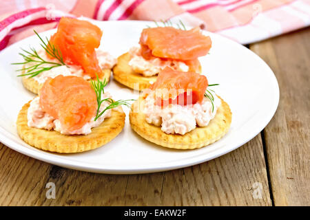 Cracker mit Sahne und Lachs an Bord Stockfoto