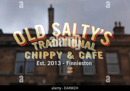 Alten Salty traditionelle "Chippy", in der Argyle Street, auf der trendigen regeneriert "Finnieston Strip" in Glasgow, Scotland, UK Stockfoto