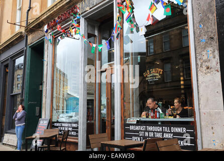 Alten Salty traditionelle "Chippy", in der Argyle Street, auf der trendigen regeneriert "Finnieston Strip" in Glasgow, Scotland, UK Stockfoto