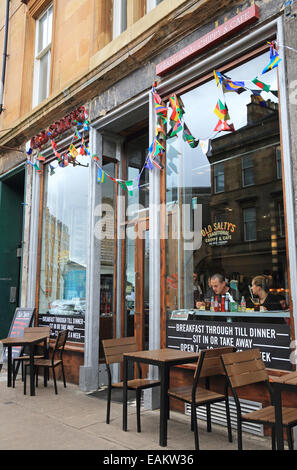 Alten Salty traditionelle "Chippy", in der Argyle Street, auf der trendigen regeneriert "Finnieston Strip" in Glasgow, Scotland, UK Stockfoto