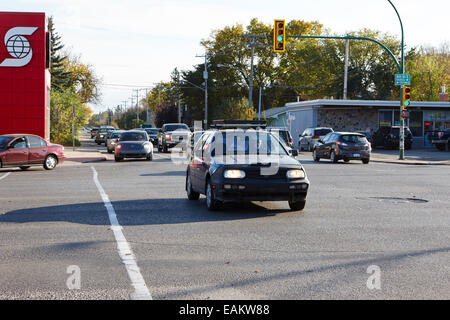 Autos überqueren belebten Kreuzung zur Hauptverkehrszeit Saskatoon, Saskatchewan, Kanada Stockfoto