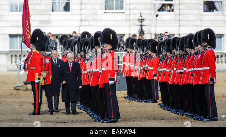 21.10.2014 auf Horse Guards Parade, London: The Queen und The Duke of Edinburgh offiziell begrüßt der Präsident der Republik Singapur und Frau Tony Tan Keng Yam im Royal Pavilion auf Horse Guards Parade. Vorträge wurden und nach der Royal Salute und Singapur Nationalhymne gespielt wurde. Der Präsident, begleitet von The Duke of Edinburgh, dann überprüft die Guard of Honour.   Der Herzog und die Herzogin von Cambridge begrüßte der Präsident und Frau Tony Tan Keng Yam im Namen der Königin, im Royal Garden Hotel, London. Ihre Königlichen Hoheiten reisten mit dem Präsidenten und Stockfoto