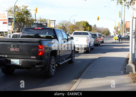 Verkehr auf Straße bei Rush Hour Saskatoon Saskatchewan Kanada Aufbau Stockfoto