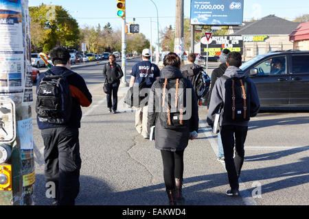 Menschen Kreuzung Straße an Hauptverkehrszeit Saskatoon, Saskatchewan, Kanada Stockfoto