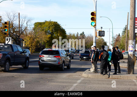 wartenden Straße zur Hauptverkehrszeit Saskatoon Saskatchewan Kanada überqueren Stockfoto