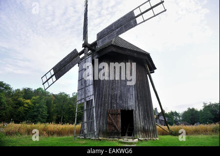 Alte hölzerne Windmühle in der Nähe eines Waldes Stockfoto