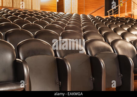 Reihen von schwarzen gemütlichen Stühlen in einem kleinen theater Stockfoto