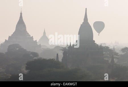 Blick auf den Sonnenaufgang von der Treppe des Tempels mit Heißluftballons schweben Flug über Tempel auf Ebenen von Pagan, Bagan, Burma, Myanmar Stockfoto