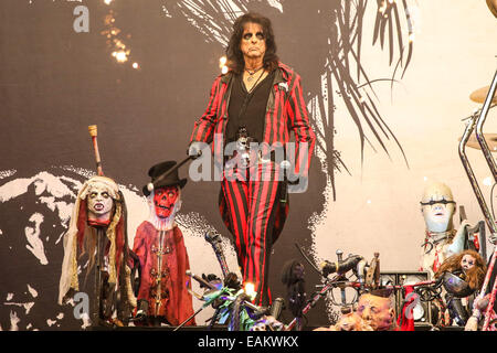 Greensboro, North Carolina, USA. 22. Oktober 2014. Musik Künstler ALICE COOPER bringt seine 2014-Tour in Greensboro Coliseum in Greensboro, North Carolina. Alice Cooper (geboren Vincent Damon Furnier, 4. Februar 1948) ist ein US-amerikanischer Rock-Sänger, Songwriter und Musiker, die dessen Karriere fünf Jahrzehnte umspannt. © Andy Martin Jr./ZUMA Draht/Alamy Live-Nachrichten Stockfoto