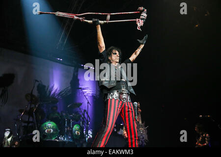 Greensboro, North Carolina, USA. 22. Oktober 2014. Musik Künstler ALICE COOPER bringt seine 2014-Tour in Greensboro Coliseum in Greensboro, North Carolina. Alice Cooper (geboren Vincent Damon Furnier, 4. Februar 1948) ist ein US-amerikanischer Rock-Sänger, Songwriter und Musiker, die dessen Karriere fünf Jahrzehnte umspannt. © Andy Martin Jr./ZUMA Draht/Alamy Live-Nachrichten Stockfoto