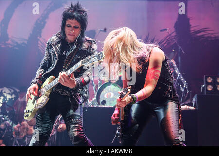 Greensboro, North Carolina, USA. 22. Oktober 2014. Musik Künstler ALICE COOPER bringt seine 2014-Tour in Greensboro Coliseum in Greensboro, North Carolina. Alice Cooper (geboren Vincent Damon Furnier, 4. Februar 1948) ist ein US-amerikanischer Rock-Sänger, Songwriter und Musiker, die dessen Karriere fünf Jahrzehnte umspannt. © Andy Martin Jr./ZUMA Draht/Alamy Live-Nachrichten Stockfoto