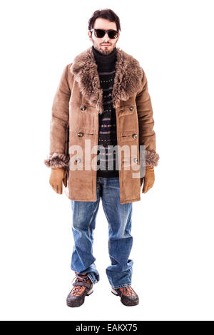 ein fröhlicher junger Mann trägt einen teure Schaffell pelzigen Mantel isoliert auf einem weißen Hintergrund