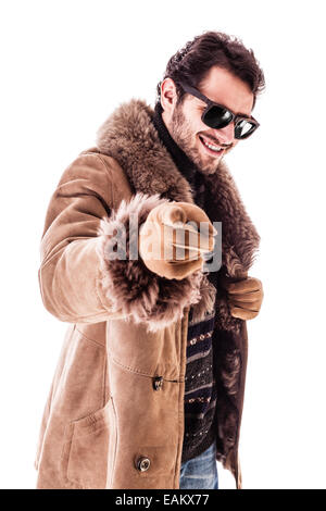 ein fröhlicher junger Mann trägt einen teure Schaffell pelzigen Mantel isoliert auf einem weißen Hintergrund