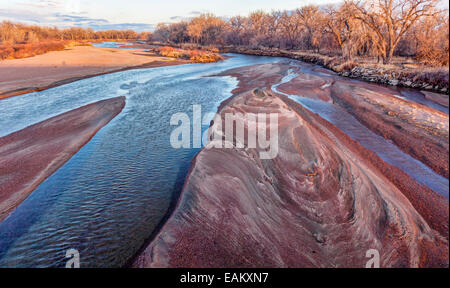 Winter-Sonnenuntergang über South Platte River in Ost-Colorado Stockfoto