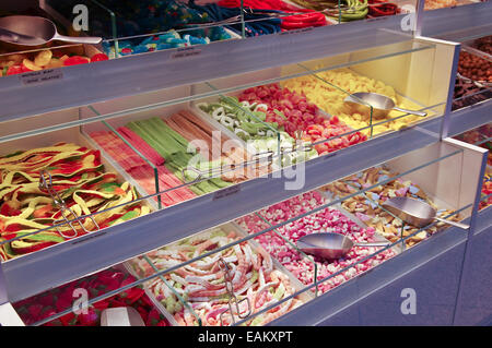 Bonbons in verschiedenen Farben in einem Fenster angezeigt Stockfoto