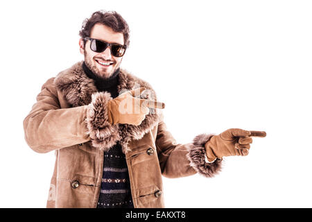 ein junger Mann trägt einen Lammfell-Mantel über einem weißen Hintergrund isoliert Stockfoto