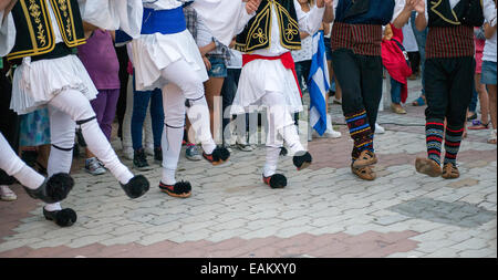 Blick auf die Beine und Schuhe von traditionellen Tänzern in Griechenland Stockfoto