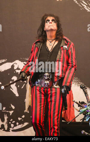 Greensboro, North Carolina, USA. 22. Oktober 2014. Musik Künstler ALICE COOPER bringt seine 2014-Tour in Greensboro Coliseum in Greensboro, North Carolina. Alice Cooper (geboren Vincent Damon Furnier, 4. Februar 1948) ist ein US-amerikanischer Rock-Sänger, Songwriter und Musiker, die dessen Karriere fünf Jahrzehnte umspannt. © Andy Martin Jr./ZUMA Draht/Alamy Live-Nachrichten Stockfoto