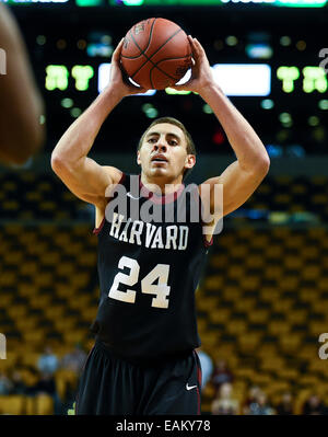 16. November 2014 - Boston, Massachusetts, USA - Harvard Crimson vorwärts Jona Travis (24) übergibt den Ball während der NABC Trainer Vs, die Krebs-Basketball-Spiel zwischen dem Harvard Crimson und das Heilige Kreuz Kreuzfahrer im TD Garden in Boston, Massachusetts statt. Eric Canha/CSM Stockfoto