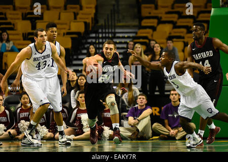 16. November 2014 - Boston, Massachusetts, USA - Harvard Crimson vorwärts Jona Travis (24) eine Erholung zwischen Heilig Kreuz Kreuzritter nach vorne Taylor Abt (43) und Wache Justin Burrell (3) während der NABC Trainer Vs packt, die Krebs-Basketball-Spiel zwischen dem Harvard Crimson und das Heilige Kreuz Kreuzfahrer im TD Garden in Boston, Massachusetts statt. Eric Canha/CSM Stockfoto