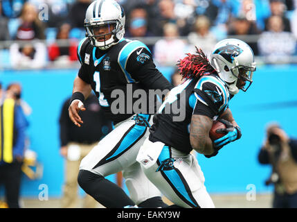 16. November 2014: Carolina Panthers Quarterback Cam Newton #1 übergibt den Ball von Carolina Panthers Runningback DeAngelo Williams #34 während der NFL-Spiel zwischen den Atlanta Falcons und die Carolina Panthers bei Bank of America Stadium, Charlotte, N.C. Die Falcons gewannen das Spiel 19-17. (Chris Rodier/Cal Sport Media) Stockfoto