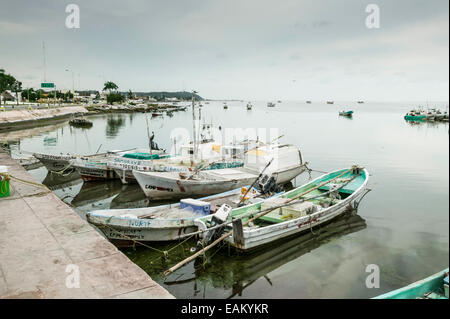 Angelboote/Fischerboote am Dock entlang der Melecon gefesselt und auf die Bucht von Campeche, Campeche, Mexiko verankert. Stockfoto