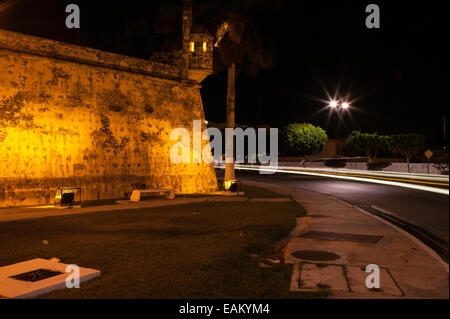 Wand und Lookout Baluarte de San Carlos Bastion in der Nacht, Campeche, Mexiko Stockfoto