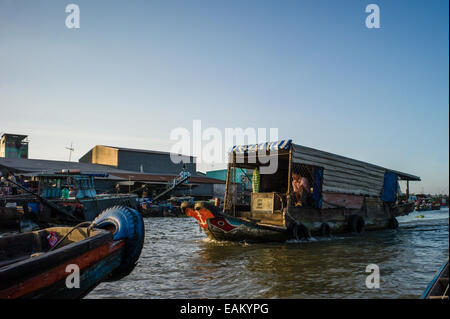 Der schwimmende Markt von Phong Dien am Fluss Hua in der Mekong-Delta in Vietnam. Stockfoto