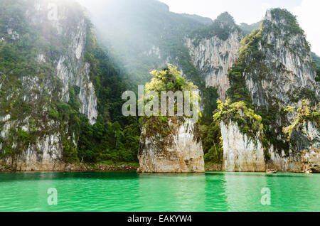 Reisen Sie Insel und grünen See am Ratchaprapha Damm im Khao Sok National Park, Provinz Surat Thani, Thailand (Guilin Thailand Stockfoto