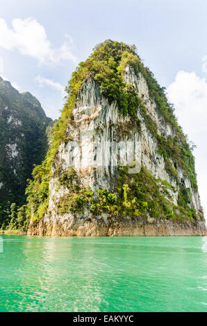 Schöne Insel und grünen See am Morgen am Ratchaprapha Damm, Khao Sok Nationalpark, Provinz Surat Thani, Thailand (Gui Stockfoto