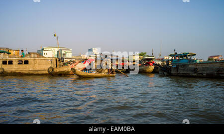 Der schwimmende Markt von Phong Dien am Fluss Hua in der Mekong-Delta in Vietnam. Stockfoto