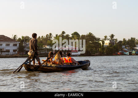 Touristen in einem Boot tour den schwimmenden Markt von Phong Dien am Fluss Hua in der Mekong-Delta in Vietnam. Stockfoto