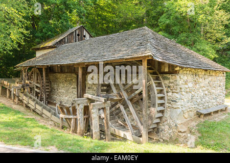 Alte hölzerne Wassermühle im Wald Stockfoto