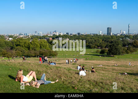 Menschen entspannen am Sommertag in Primrose Hill, London, England, UK Stockfoto