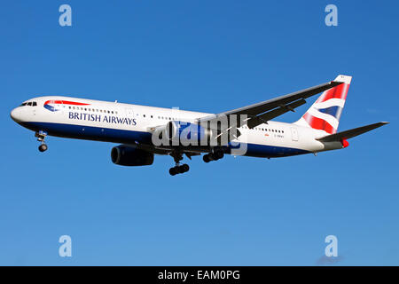 British Airways Boeing 767-300 Ansätze Start-und Landebahn 27L am Flughafen London Heathrow. Stockfoto