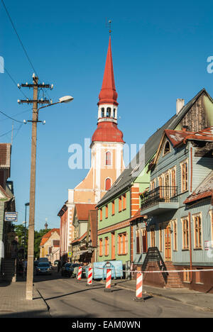 Die Altstadt in Pärnu Paernu, westlichen Stadt von Estland am Meer. Schönen alten Stil aus Holz Kirchturm, sonnige Straße. Stockfoto