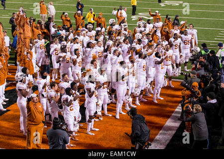 15. November 2104: - während der NCAA Fußball-das Spiel zwischen der Oklahoma State Cowboys und die Texas Longhorns im Boone Pickens Stadium in Stillwater, OK. Die Longhorns besiegte die Cowboys 28-7. Stockfoto