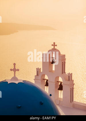 Kirche St. Gerasimos bei Sonnenuntergang, Firostefani, Fira, Santorini, Thira, Cyclades Inseln, Ägäis, Griechenland, EU, Europa Stockfoto