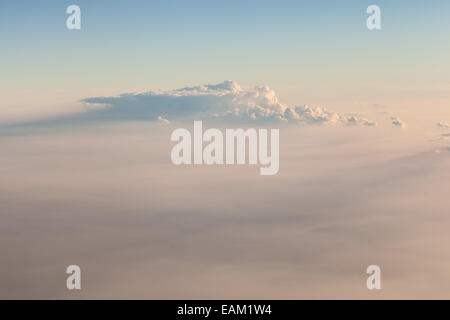 ein Meer von Wolken während des Fluges in einem kommerziellen Flugzeug von oben gesehen Stockfoto