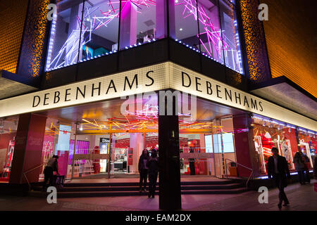 Debenhams Kaufhaus mit Weihnachtsbeleuchtung in Oxford Street, London, England, UK Stockfoto