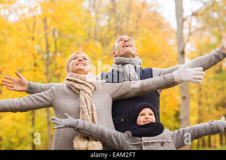 glückliche Familie Spaß im Herbst park Stockfoto