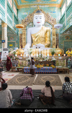 Großer Sitzender Buddha bald U Ponya Shin Paya Pagode, Sagaing Hügel in der Nähe von Mandalay, Birma, Myanmar, Südostasien, Asien, Stockfoto