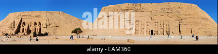 Panoramablick auf große Tempel von Ramses II und kleine Tempel der Nefertari (Gemahlin von Ramses II) in Abu Simbel, Oberägypten Stockfoto