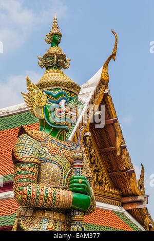 Weiße Dämon Guardian im Wat Phra Kaeo, der Tempel des Smaragd-Buddha, Bangkok, Thailand. Stockfoto