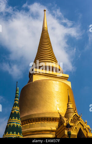 Tempel des Smaragd-Buddha Phra Si Rattana Chedi (die Hauptstupa) Stockfoto