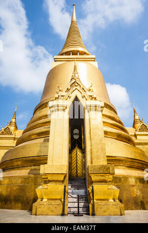 Tempel des Smaragd-Buddha Phra Si Rattana Chedi (die Hauptstupa) Stockfoto